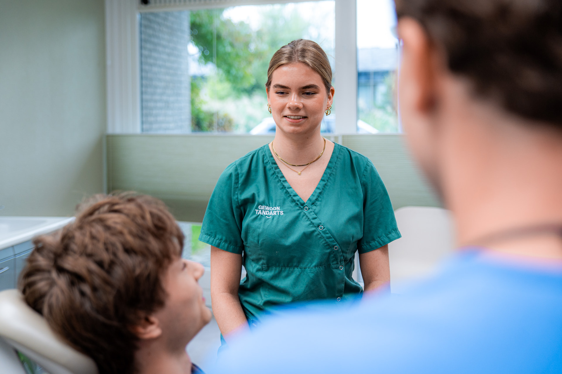 Medewerker van Gewoon Tandarts Bussum in gesprek met patiënten